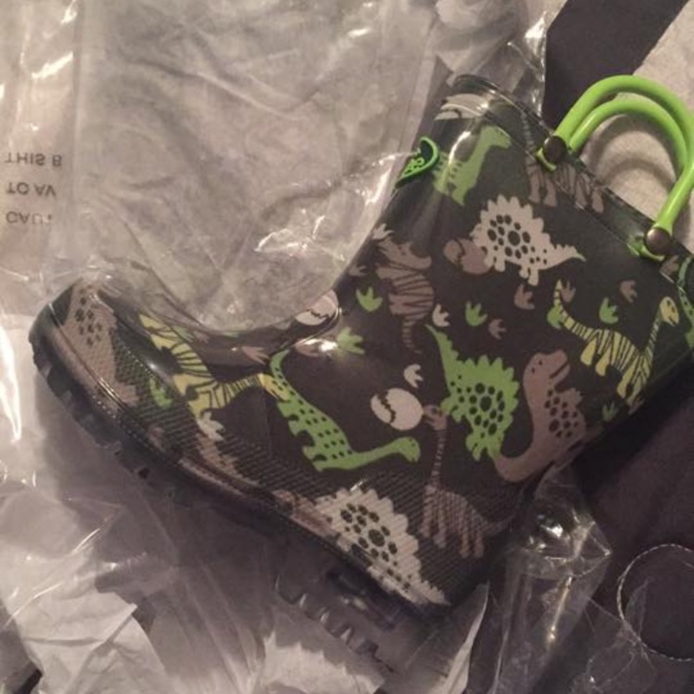 Light up dinosaur rain boots, this is Toddler 6
